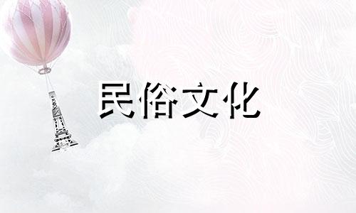 客厅电视旁摆放发财树